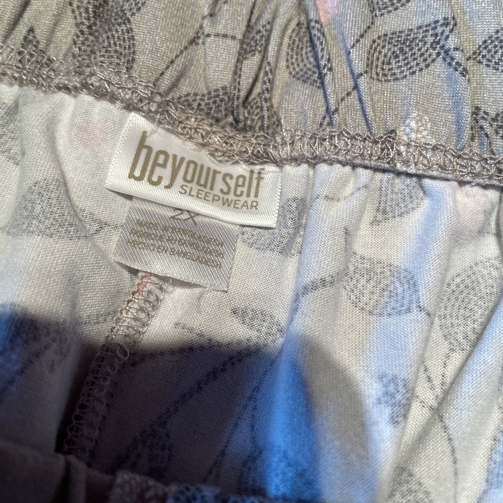 Gray and Pink Pajama Set with Modern Pattern - Picture 4 of 4